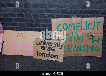 Londres, Royaume-Uni. 30Th Jan, 2018. Signes utilisés par les étudiants qui prennent part à un carnaval-style de protestation devant les bureaux du Conseil de Southwark pour célébrer la victoire de la communauté locale pour aider à convaincre le comité de planification du conseil de voter contre le projet de réaménagement de l'hublot développeur Elephant & Castle shopping centre et London College of Communication campus. Credit : Mark Kerrison/Alamy Live News Banque D'Images