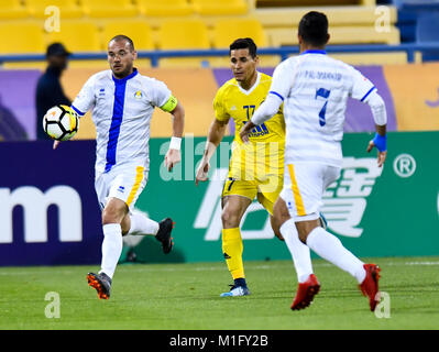 Doha. 30Th Jan, 2018. Wesley Sneijder (L) du Qatar Al-Gharafa du contrôle le ballon pendant le match de qualification de la Ligue des Champions entre l'Al-Gharafa Qatar et l'Ouzbékistan au Pakhtakor Gharafa stadium de Doha, capitale du Qatar le 30 janvier 2018. Gharafa 2-1. Credit : Nikku/Xinhua/Alamy Live News Banque D'Images