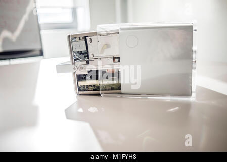 Power Mac G4 Cube, date de sortie juillet 2000, exposé au Musée de MacPaw Apple de l'Ukraine à Kiev, Ukraine, le 26 janvier 2017. MacPaw développeur ukrainien a ouvert le musée du matériel Apple sur le bureau de Kiev. La collection a plus de 70 modèles de Macintosh original daté de 1981 à 2017. Banque D'Images