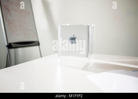 Power Mac G4 Cube, date de sortie juillet 2000, exposé au Musée de MacPaw Apple de l'Ukraine à Kiev, Ukraine, le 26 janvier 2017. MacPaw développeur ukrainien a ouvert le musée du matériel Apple sur le bureau de Kiev. La collection a plus de 70 modèles de Macintosh original daté de 1981 à 2017. Banque D'Images