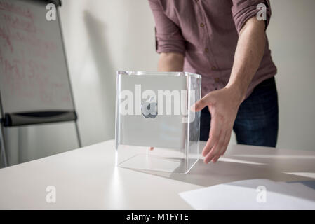 Un membre du personnel montre Power Mac G4 Cube, date de sortie en juillet 2000, au Musée de MacPaw Apple de l'Ukraine à Kiev, Ukraine, le 26 janvier 2017. MacPaw développeur ukrainien a ouvert le musée du matériel Apple sur le bureau de Kiev. La collection a plus de 70 modèles de Macintosh original daté de 1981 à 2017. Banque D'Images