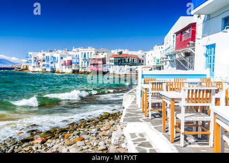 Mykonos, Grèce. Maisons au bord de la Petite Venise, considéré comme l'un des endroits les plus romantiques sur les îles des Cyclades. Banque D'Images