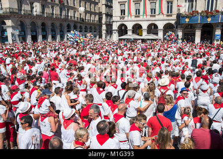 Foule de gens habillés en blanc et rouge à la fête d'été des fêtes de Bayonne (Bayonne), France Banque D'Images