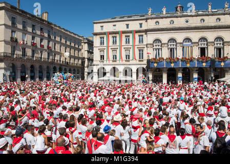 Foule de gens habillés en blanc et rouge à la fête d'été des fêtes de Bayonne (Bayonne), France Banque D'Images