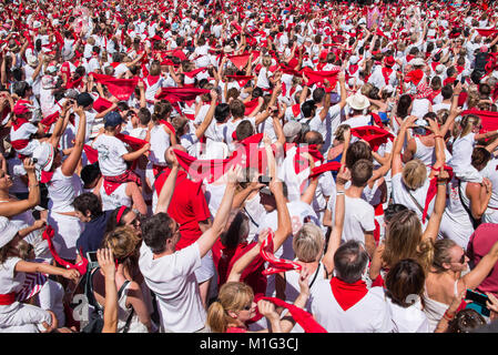 Foule de gens habillés en blanc et rouge à la fête d'été des fêtes de Bayonne (Bayonne), France Banque D'Images