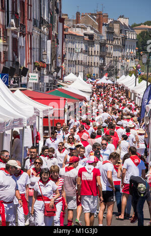 Foule de gens habillés en blanc et rouge à la fête d'été des fêtes de Bayonne (Bayonne), France Banque D'Images