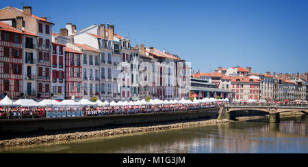 Ville de Bayonne durant le festival d'été (Fêtes de Bayonne), France Banque D'Images