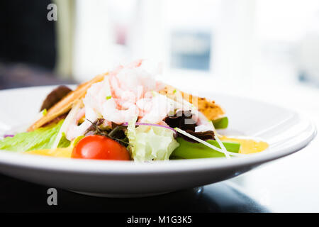 Salade de crevettes avec sauce Banque D'Images