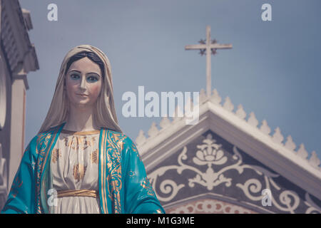 La Bienheureuse Vierge Marie statue debout en face de la cathédrale de l'Immaculée Conception au diocèse catholique romain. Banque D'Images