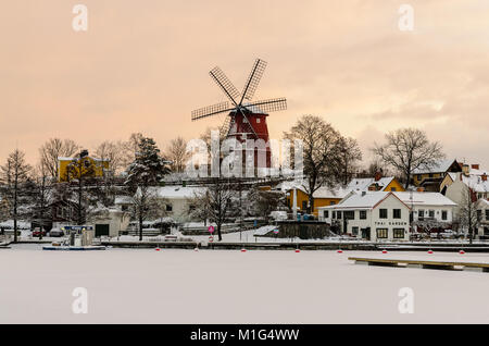 Un après-midi d'hiver de Strängnäs. Le vieux moulin veille sur le port de plaisance. Banque D'Images