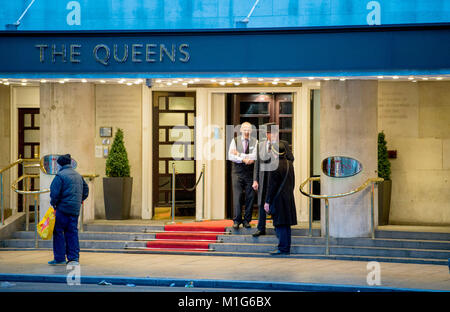 Yorkshire Leeds UK - portiers partager une blague à l'extérieur de l'entrée de l'hôtel Queens Banque D'Images