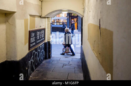 Yorkshire Leeds UK - l'entrée du navire pub, qui est dans une petite ruelle Banque D'Images