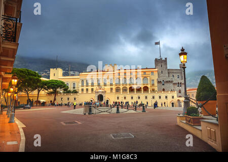 Vue sur palais du Prince est résidence officielle du Prince de Monaco. Monaco Banque D'Images