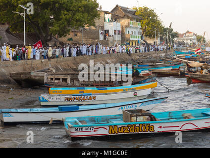 Les musulmans sunnites défilant pendant la Maulidi festivités le long du port, comté de Lamu, Kenya, Lamu Town Banque D'Images