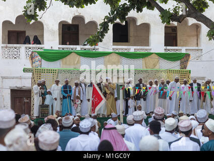 Les hommes musulmans sunnites durant la Maulidi festivités sur la place principale, comté de Lamu, Kenya, Lamu Town Banque D'Images