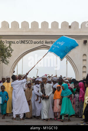 Les musulmans sunnites défilant devant la porte de la ville au cours de l'Maulidi festivités dans la rue, comté de Lamu, Kenya, Lamu Town Banque D'Images