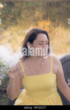 Femme à l'extérieur dans une robe jaune Banque D'Images