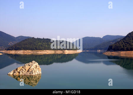 Le lac de Zaovine sur paysage de montagne Tara Banque D'Images