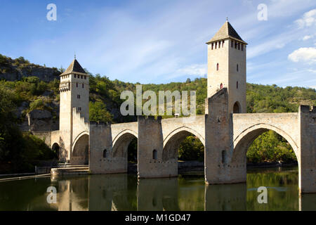 Le pont historique fortifié de la Valentre, pont de l'autre côté de la rivière Lot, Cahors, Lot, midi Pyrénées, France, Europe Banque D'Images