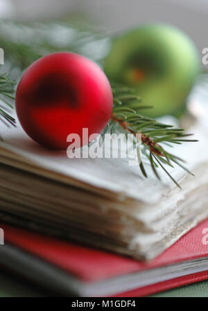 Boules de Noël sur vintage books Banque D'Images