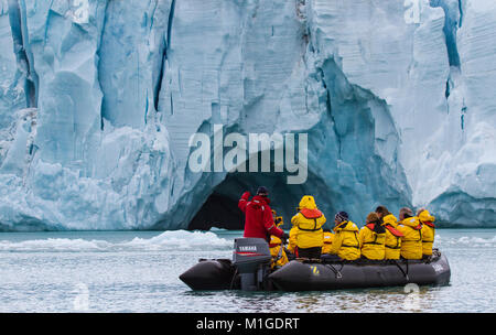 Noraustlandet, Svalbard, Norvège, Juillet 11th, 2013 : les personnes voyageant dans un zodiac dans entre les glaciers du Svalbard Banque D'Images