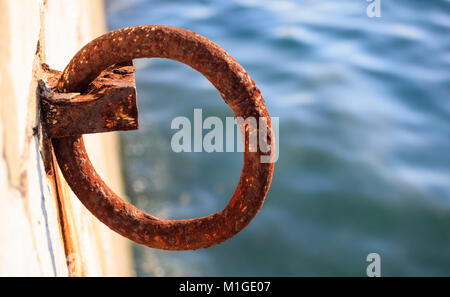 Old rusty bollard attend à quai pour bateau à être attachés. La mer pour toile de fond flou, gros plan, détails, banner Banque D'Images