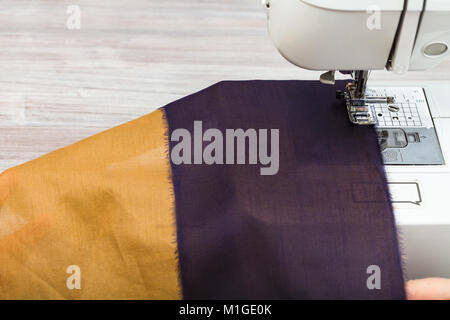 Atelier sur la couture d'un patchwork foulard - assemblage de bandes de tissus pour l'avenir de la machine à coudre avec châle de soie Banque D'Images