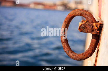 Old rusty bollard attend à quai pour bateau à être attachés. La mer pour toile de fond flou, gros plan, détails, banner Banque D'Images