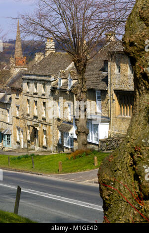 Cotswold pittoresques cottages en début du printemps soleil sur la Colline, Burford, Oxfordshire, UK Banque D'Images