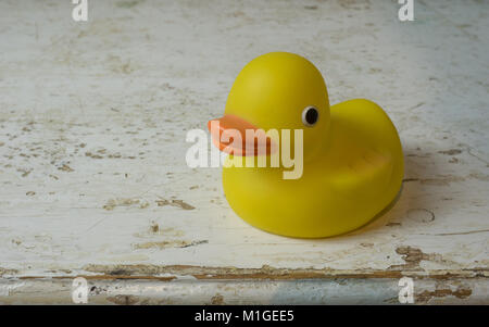 Canard en caoutchouc sur la vieille table utilisée Banque D'Images