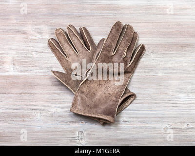 Atelier sur les gants couture - Vue de dessus de nouveaux gants en cuir faites à la main sur fond de bois Banque D'Images