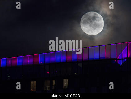 La lune se lève derrière le bâtiment carré de Safran dans la région de Croydon en avant d'un événement céleste "inhabituel" le mercredi soir quand une Lune bleue va augmenter dans le ciel pour la première fois depuis juillet 2015. Banque D'Images