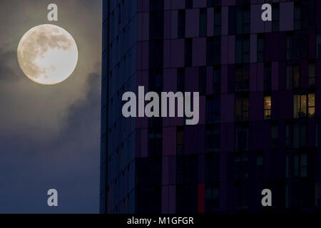 La lune se lève derrière le bâtiment carré de Safran dans la région de Croydon en avant d'un événement céleste "inhabituel" le mercredi soir quand une Lune bleue va augmenter dans le ciel pour la première fois depuis juillet 2015. Banque D'Images