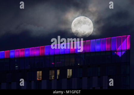 La lune se lève derrière le bâtiment carré de Safran dans la région de Croydon en avant d'un événement céleste "inhabituel" le mercredi soir quand une Lune bleue va augmenter dans le ciel pour la première fois depuis juillet 2015. Banque D'Images