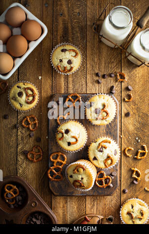 Muffins aux pépites de chocolat au lait et de bretzel sur fond de bois pour le dessert frais généraux shot Banque D'Images