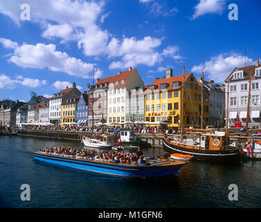 Les touristes en bateau de plaisance, Nyhavn, Copenhague, Danemark. Banque D'Images
