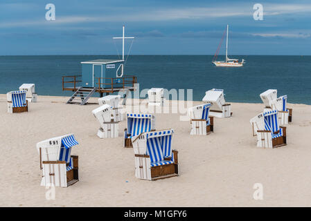 Plage et chaises de plage le long de la côte de la mer du Nord à Hörnum ou Hoernum sur l'île de Sylt, Frise du Nord, Schleswig-Holstein, Allemagne, Europe Banque D'Images