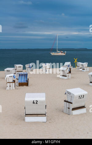 Plage et chaises de plage le long de la côte de la mer du Nord à Hörnum ou Hoernum sur l'île de Sylt, Frise du Nord, Schleswig-Holstein, Allemagne, Europe Banque D'Images