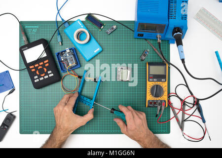 L'assemblage manuel de l'appareil mécanique électronique à partir d'un ensemble de pièce de rechange constructeur set Banque D'Images