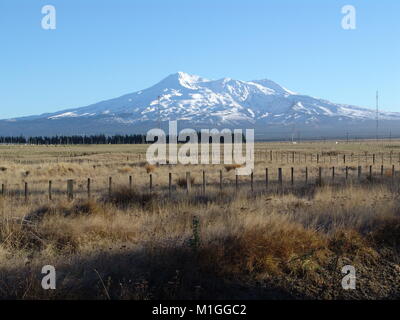 Parc National de Tongariro est sur l'île du nord de la Nouvelle-Zélande. Le parc dispose de 3 volcans actifs : Tongariro, Ngauruhoe et Ruapehu. Banque D'Images