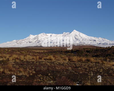 Parc National de Tongariro est sur l'île du nord de la Nouvelle-Zélande. Le parc dispose de 3 volcans actifs : Tongariro, Ngauruhoe et Ruapehu. Banque D'Images