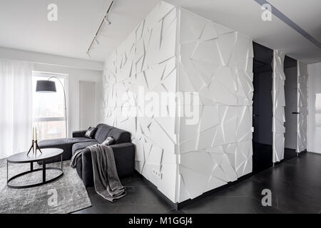 Appartement en noir et blanc avec canapé, table ronde et moderne, textured wall Banque D'Images