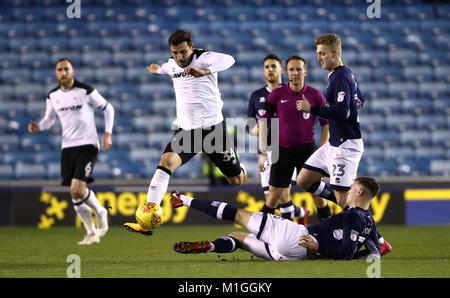 Derby County's George Thorne (à gauche) batailles pour la possession du ballon avec du Millwall Jake Cooper au cours de la Sky Bet championnat au Den, Londres. Banque D'Images