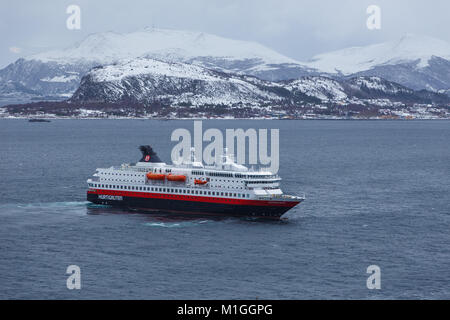 Ålesund, NORVÈGE- Janvier 07, 2018 : le navire Hurtigruten MS Nordkapp entrant dans le port d'Ålesund en Norvège. Paysage d'hiver. Banque D'Images