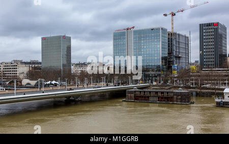 PARIS, FRANCE - Le 29 janvier 2018 : Architecture de Paris avec la Seine que ont augmenté sensiblement, ce qui augmente le risque d'inondation à Paris pendant la Banque D'Images