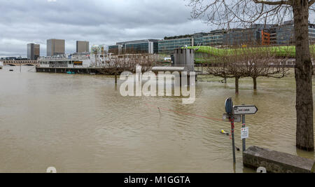 PARIS, FRANCE - Le 29 janvier 2018 : La Seine s'élève fortement, augmentant le risque d'inondation à Paris au cours des derniers jours de janvier 2018. Banque D'Images