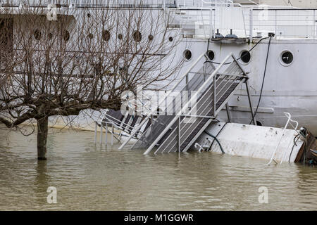 PARIS, FRANCE - Le 29 janvier 2018 : Les restaurants flottants sont sérieusement endommagées sur la Seine qui a augmenté de manière significative. Banque D'Images