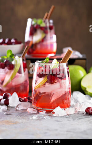 Hiver froid avec cocktail de canneberges fraîches et pomme verte Banque D'Images