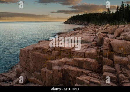 Littoral, près de Thunder Hole avec Otter Cliffs en arrière-plan, l'Acadia National Park, Maine Banque D'Images