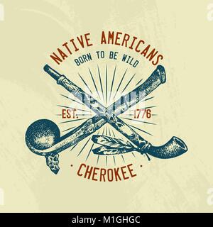 Les traditions indiennes indigènes T-shirt. American National. Mace et rituelles, tuyau d'outils et instruments. gravés à la main dans de vieux croquis boho. homme de plumes. symbole ethnique pour l'impression, l'étiquette, de l'emblème. Illustration de Vecteur